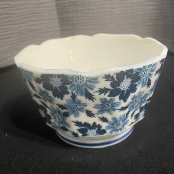 Vtg. OMC Japan Blue/White Flowers Porcelain Scalloped Rice Bowl - Picture 1 of 3